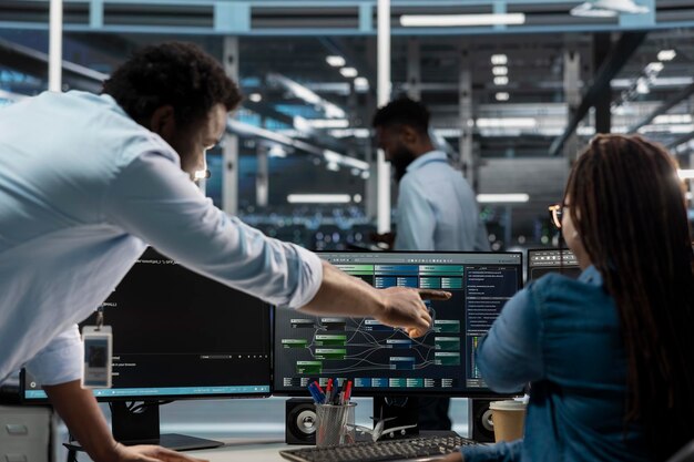 El supervisor del centro de datos supervisa al administrador usando la PC para visualizar los árboles de nodos de IA