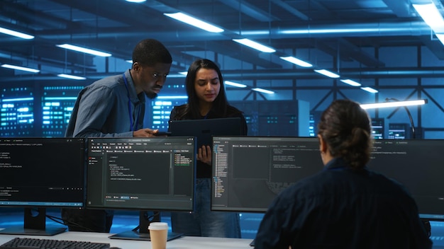 Supervisor que realiza una inspección en el centro de datos y recibe una evaluación del rendimiento