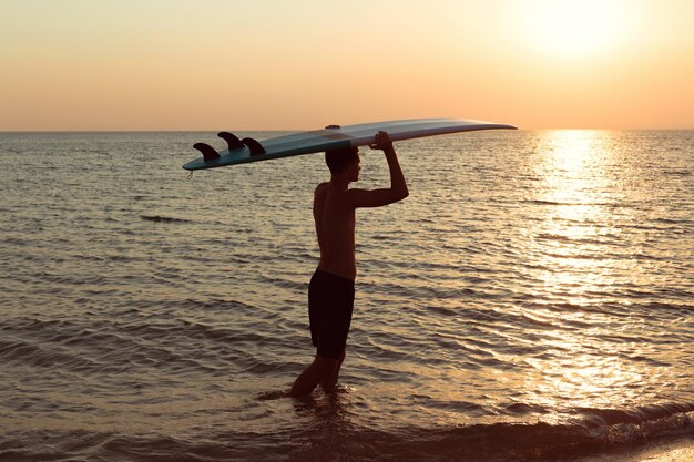 Un surfista al atardecer.