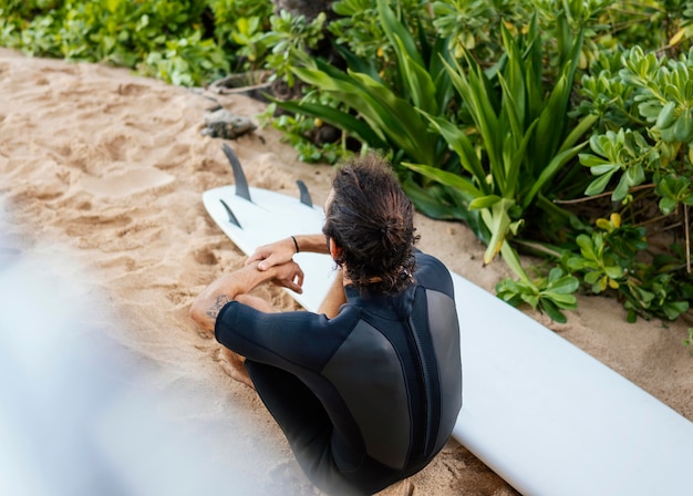 Surfista de alta vista y su tabla de surf