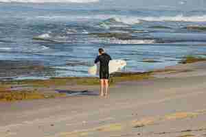 Foto gratuita surfista entrando al mar