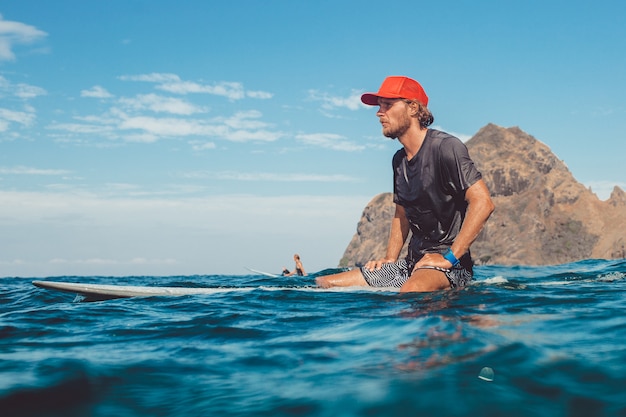 surfista en el océano