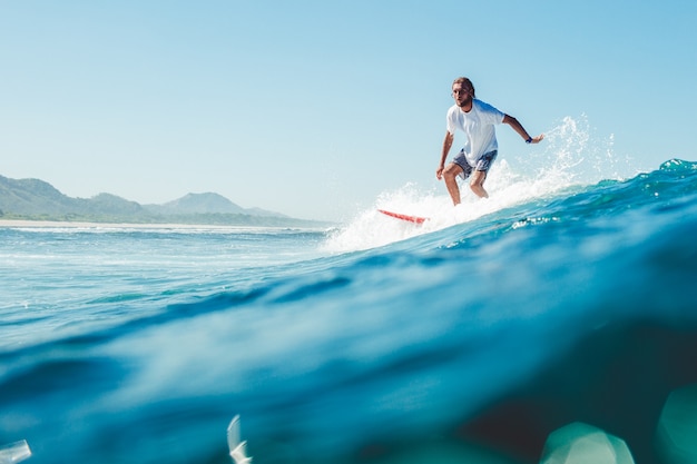 Foto gratuita surfista en el océano