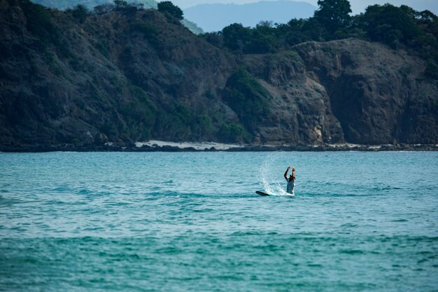 Surfista en una ola azul.