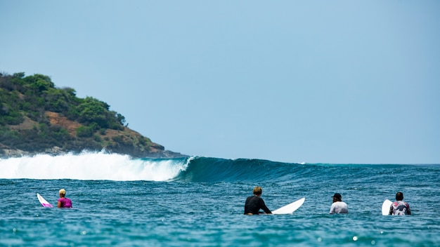 Surfista en una ola azul.