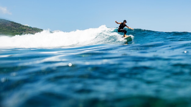 Surfista en una ola azul.