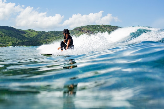 Foto gratuita surfista en una ola azul.