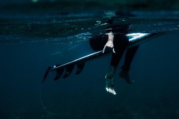 Surfista en una ola azul.