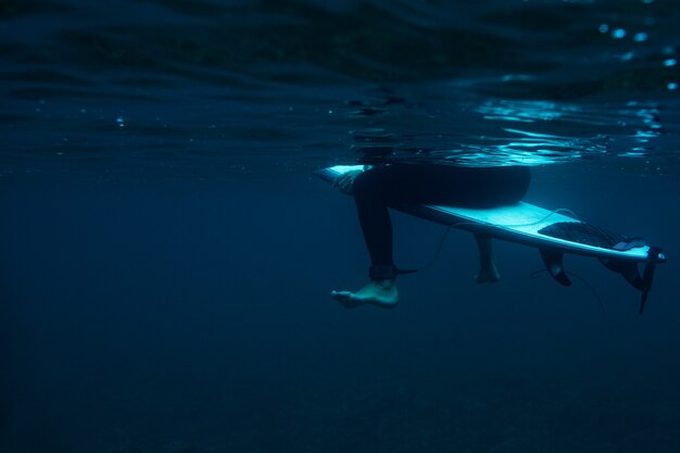 Surfista en una ola azul.