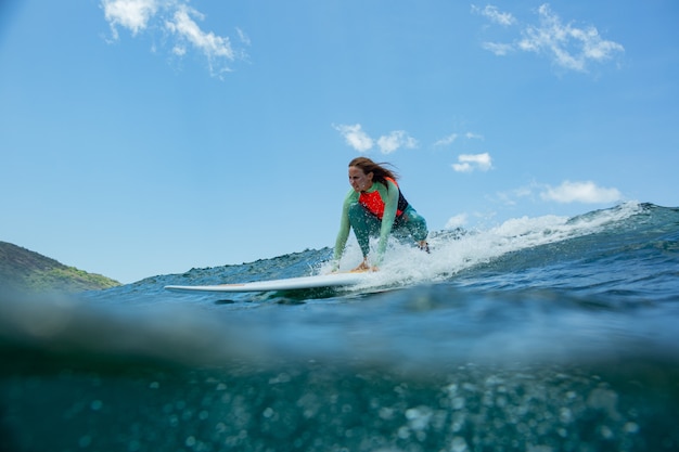 Surfista en una ola azul.