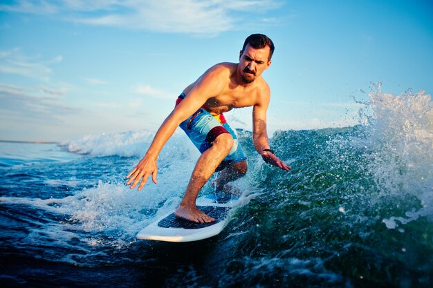 Surfista preparándose para la competición