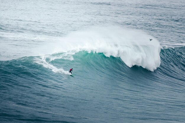 Surfista profesional monta una ola gigante