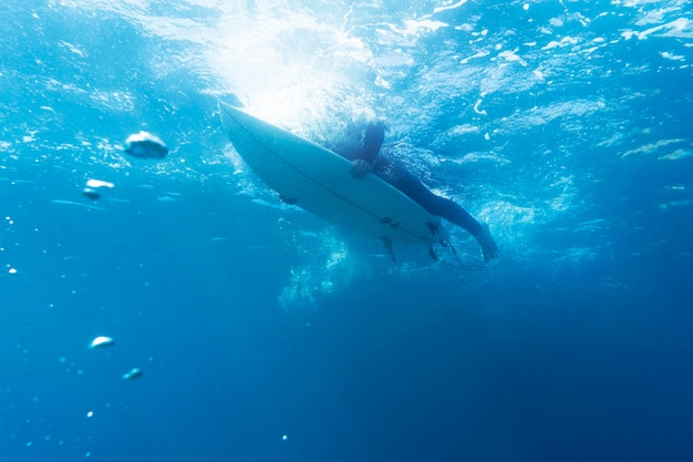 Foto gratuita surfista de tiro completo de ángulo bajo