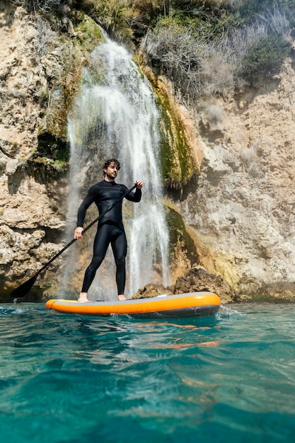 Surfista de tiro completo con paleta