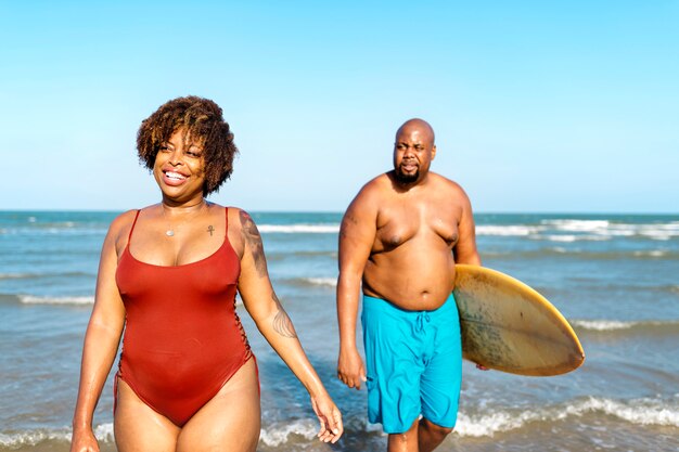 Surfistas en una bonita playa