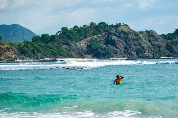 Los surfistas van a la playa.