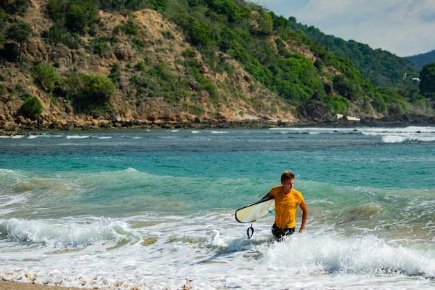 Los surfistas van a la playa.