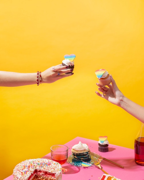 Foto gratuita surtido de alimentos bodegones del día mundial del orgullo.