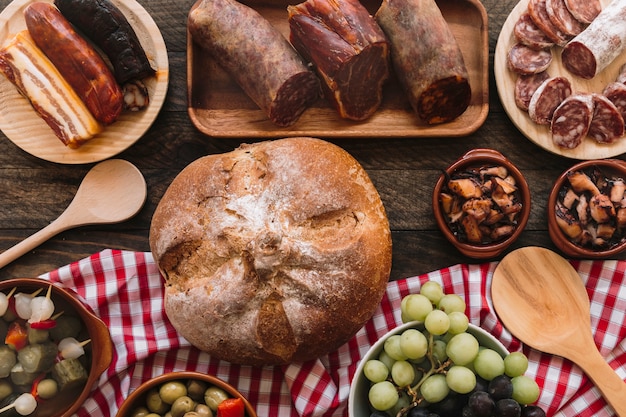 Surtido de alimentos cerca de cucharas y servilletas