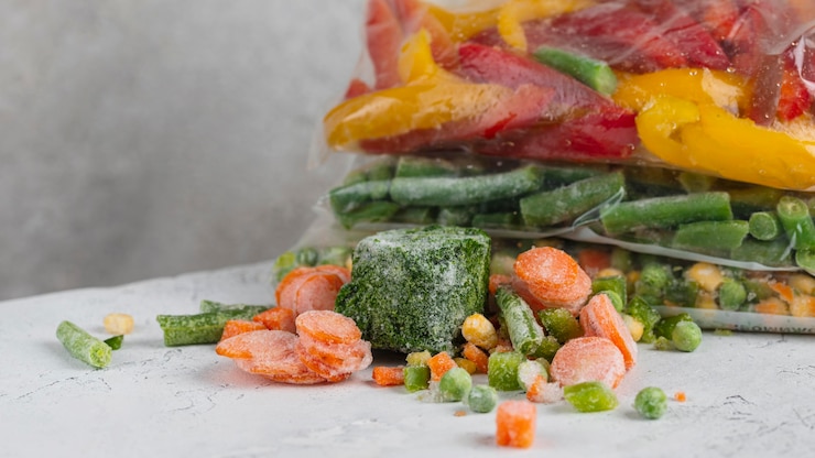 Foto gratuito surtido de alimentos congelados en la mesa.