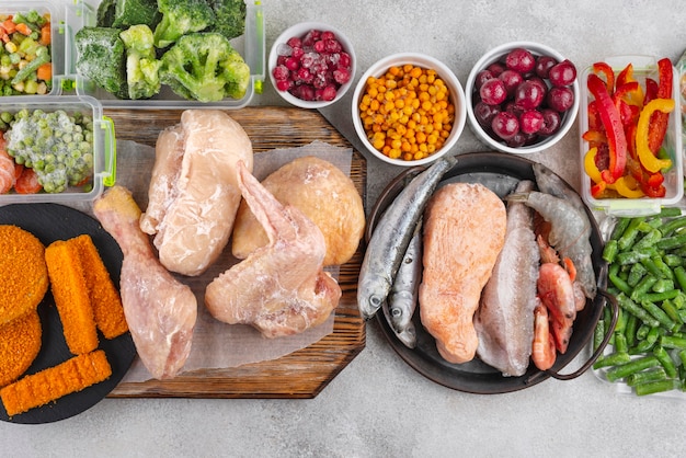 Foto gratuita surtido de alimentos congelados en la mesa.