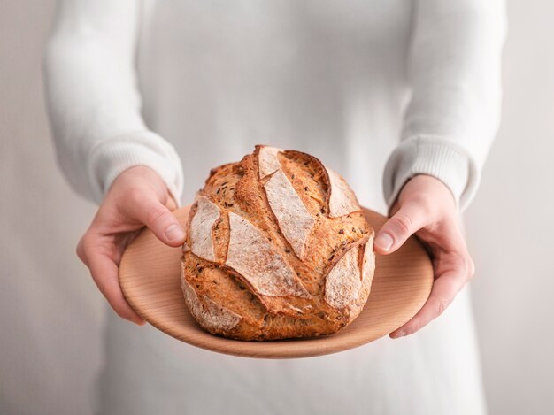 Surtido de alimentos con pan de cerca