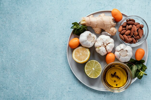 Surtido de alimentos saludables para estimular la inmunidad.