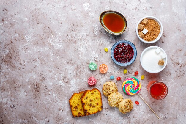 Surtido de alimentos simples en carbohidratos en mesa de luz