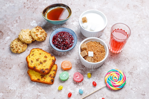 Surtido de alimentos simples en carbohidratos en mesa de luz