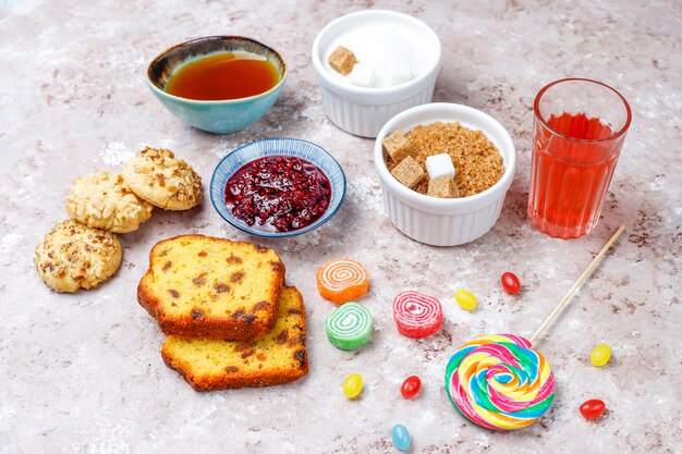 Surtido de alimentos simples en carbohidratos en mesa de luz