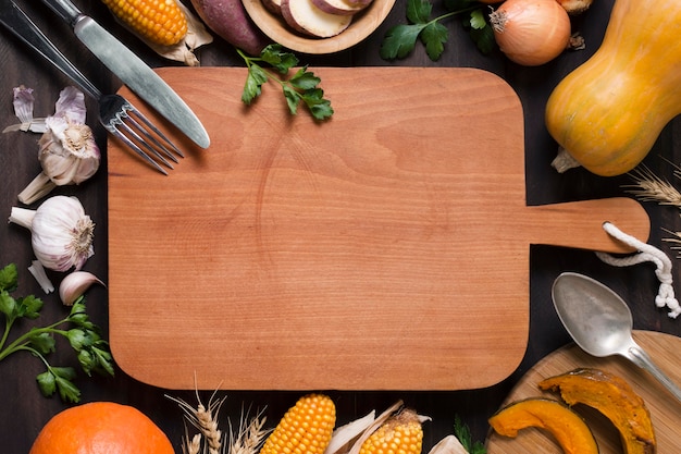 Foto gratuita surtido de alimentos con tabla de madera.