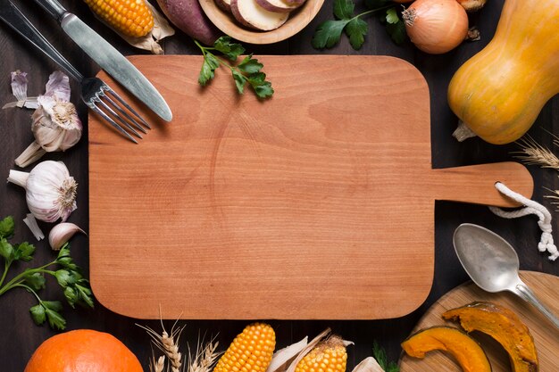 Surtido de alimentos con tabla de madera.