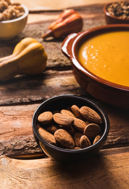 Surtido de alto ángulo con almendras, sopa y calabaza.