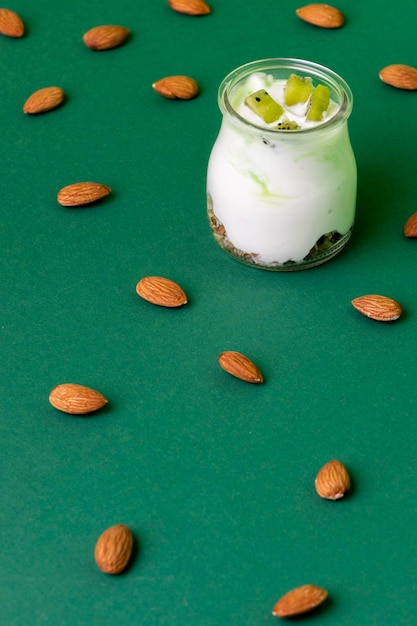 Surtido de alto ángulo de desayuno saludable con yogur