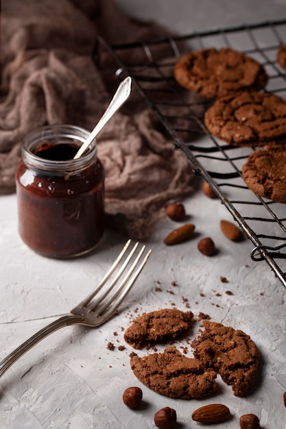 Foto gratuita surtido de alto ángulo de elementos de panadería dulce.