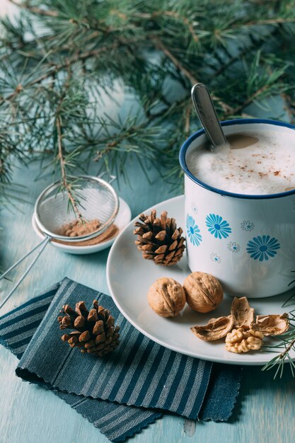 Surtido de ángulo alto con taza de chocolate caliente