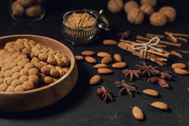 Surtido de aperitivos con frutos secos y galletas.