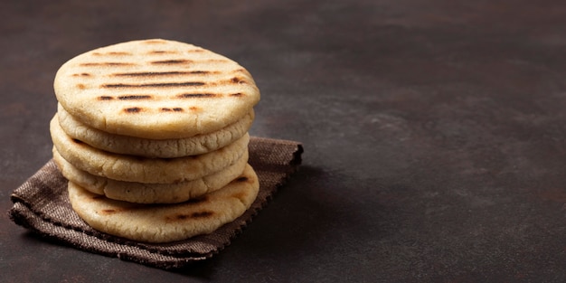 Surtido de arepas a la parrilla de alto ángulo