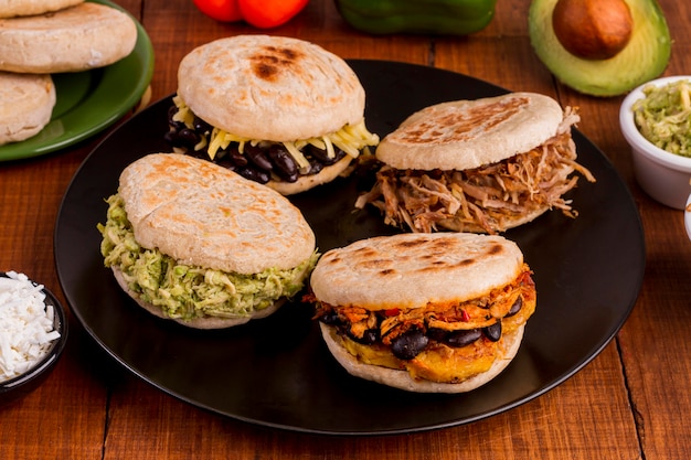 Foto gratuita surtido de arepas con relleno en plato