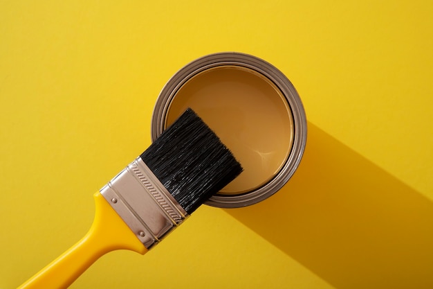 Surtido de artículos de pintura con pintura amarilla.