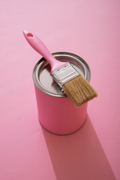 Surtido de artículos de pintura con pintura rosa.