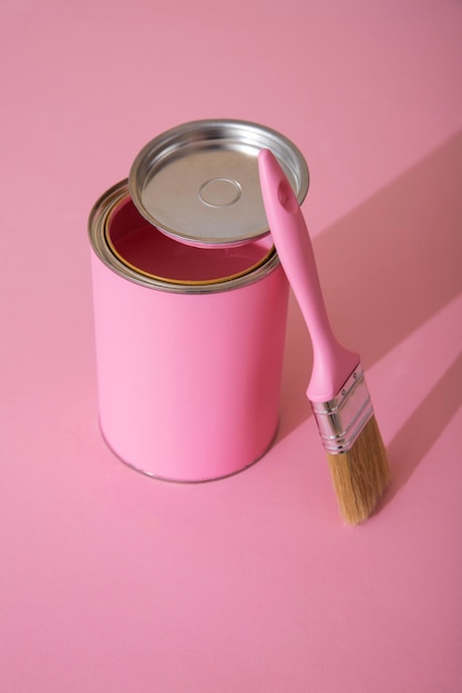 Surtido de artículos de pintura con pintura rosa.