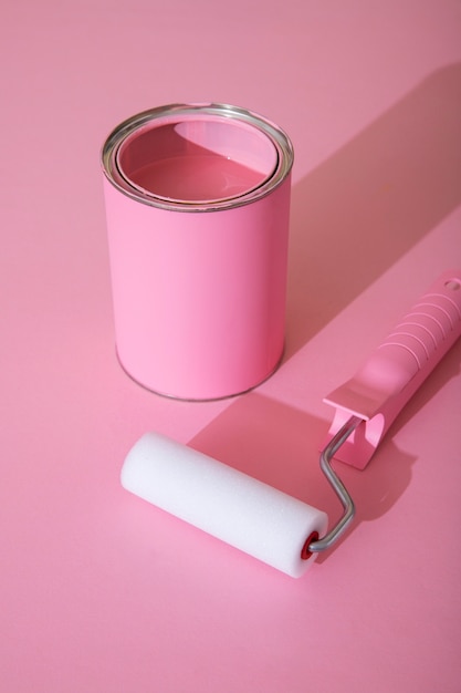 Surtido de artículos de pintura con pintura rosa.