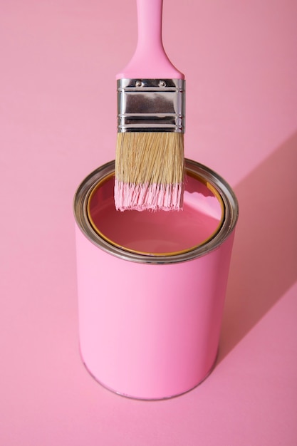 Surtido de artículos de pintura con pintura rosa.