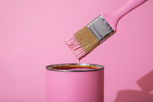 Surtido de artículos de pintura con pintura rosa.