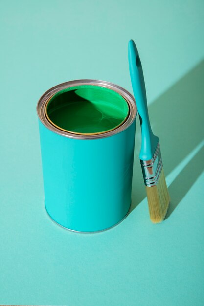 Surtido de artículos de pintura con pintura verde.