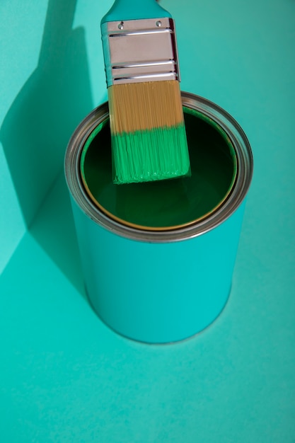 Surtido de artículos de pintura con pintura verde.