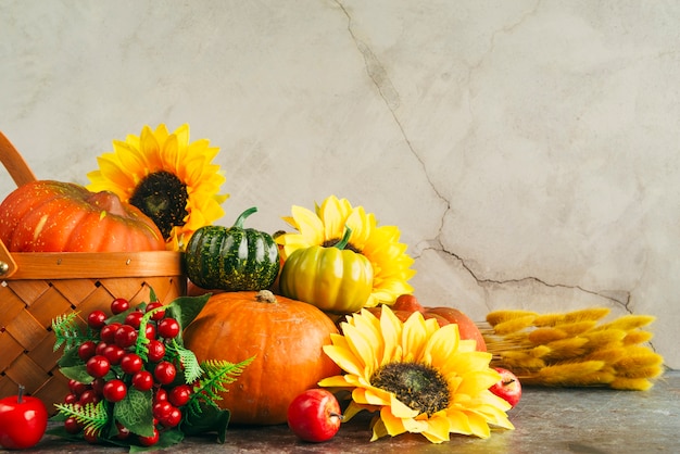 Surtido de bayas con calabazas y flores.