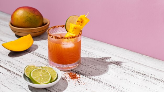 Surtido de bebidas picante michelada en la mesa