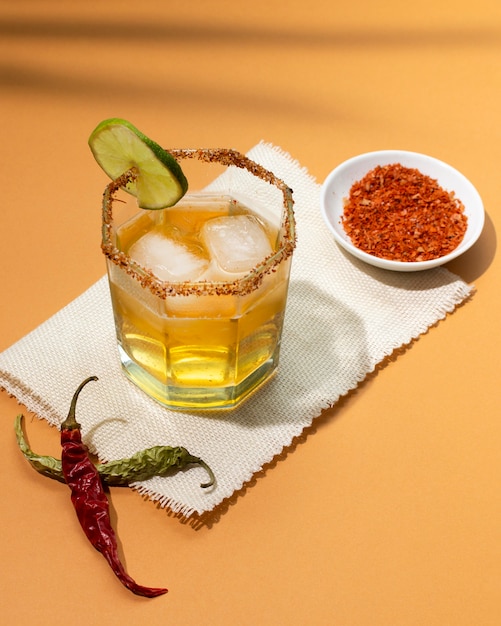 Surtido de bebidas picante michelada en la mesa